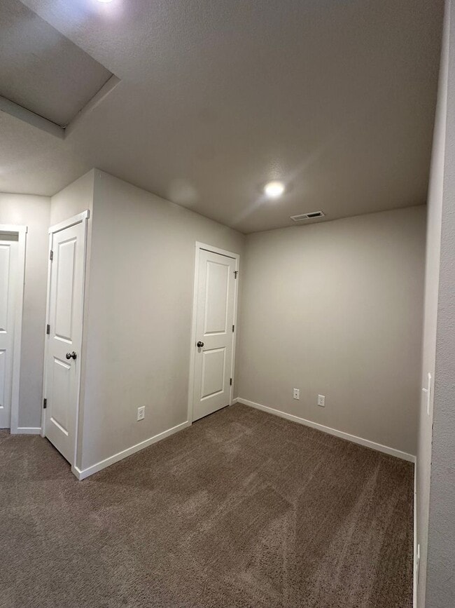Building Photo - ? Modern 3-Bedroom Townhouse with Bright O...