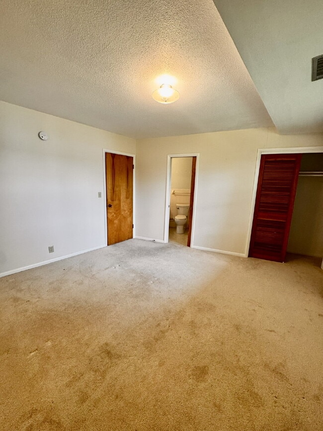 Building Photo - 15344 Dutchmans Dr