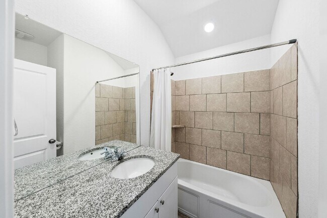 Building Photo - Primary Closet Made for Kings & Queens - UP TO 1 MONTH FREE RENT AVAILABLE!