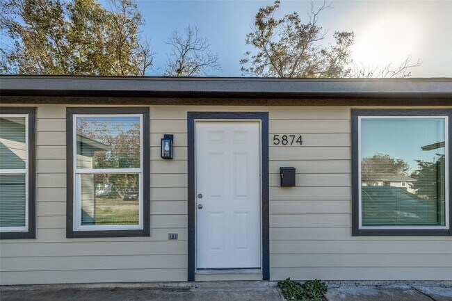 Building Photo - 5874 Belcrest St