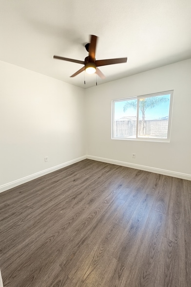 Building Photo - 617 E 109th St