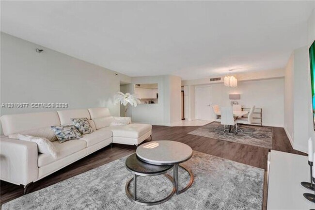 Building Photo - 3500 Mystic Pointe Dr