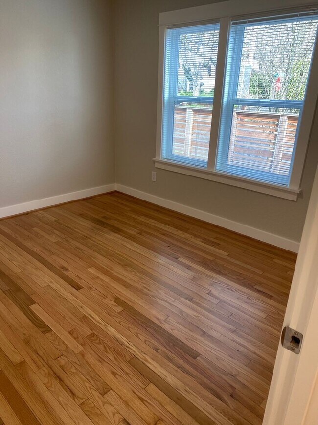 Building Photo - Remodel 1250sf Alberta Arts-Irvington 4-pl...