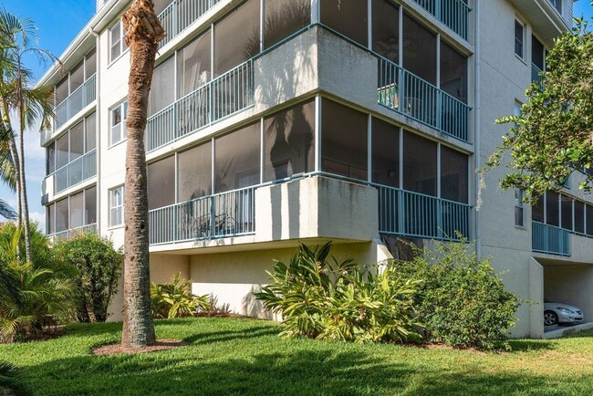 Building Photo - 5557 Sea Forest Dr