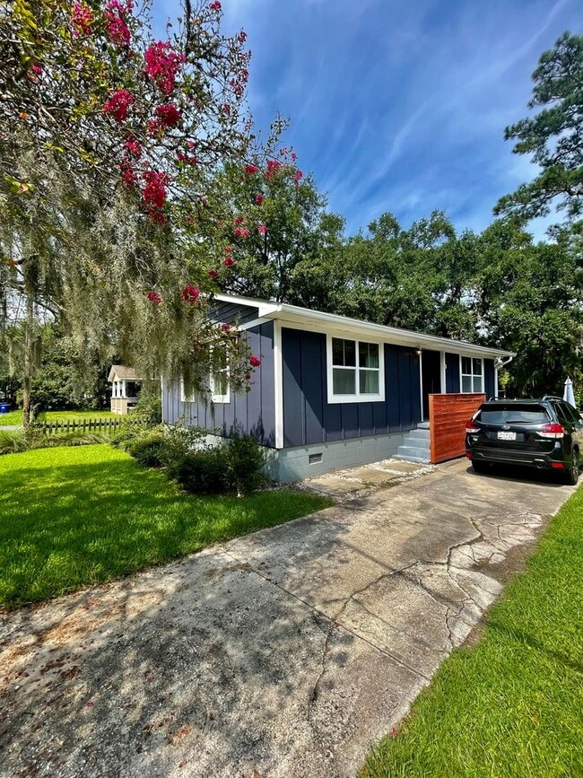 Building Photo - 10 Oak Forest Dr
