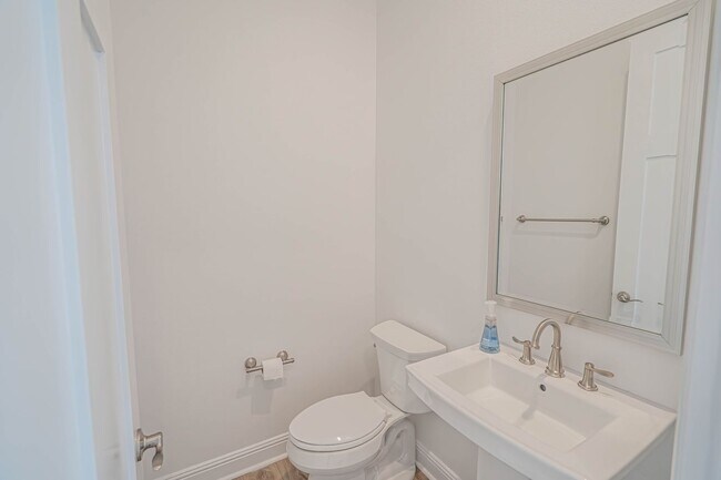 Building Photo - Spacious 5-Bedroom Home with Community Ame...