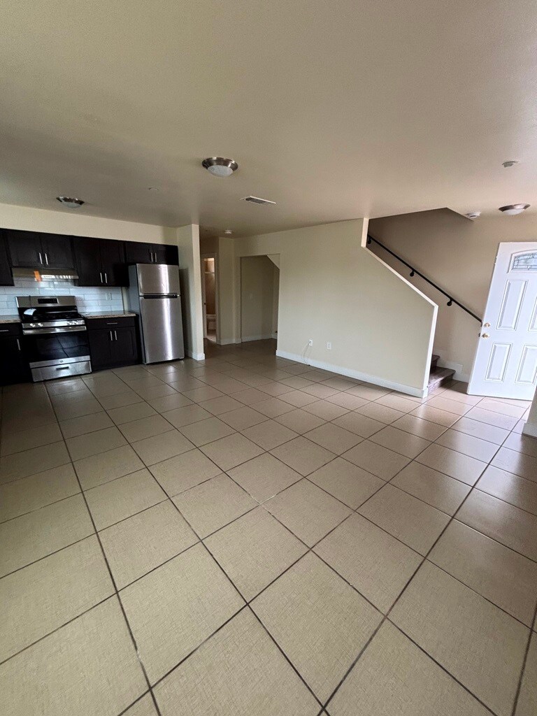 Building Photo - 7710 S Hoover St