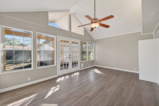 Building Photo - 210 N Shirley Ln