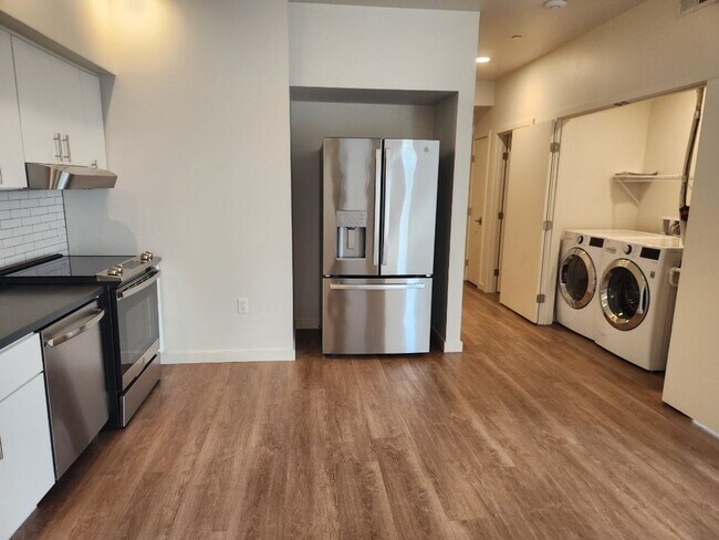 Building Photo - Ground Floor, Corner Unit 2 Bed/2 Bath Flat - This is a specially designed ADA Unit