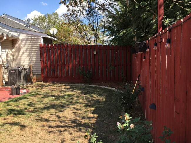 Building Photo - 116 W Middlebury Ln SW