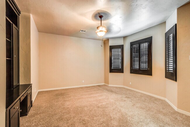 Building Photo - Gorgeous Custom Home on a corner lot in Ventanas - East El Paso!