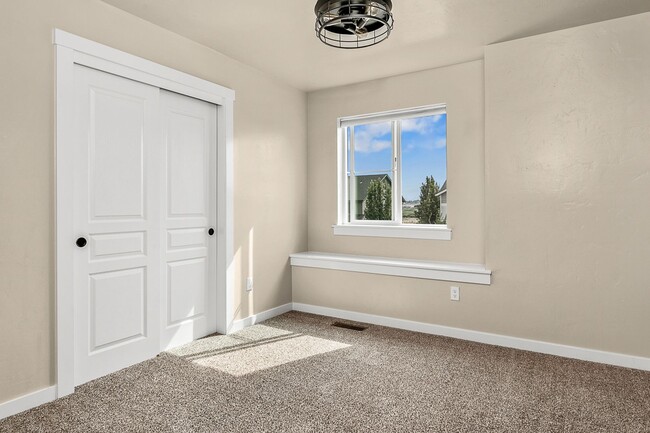 Building Photo - Beautiful 5bd/2.5ba, 3-car Tandem Garage H...