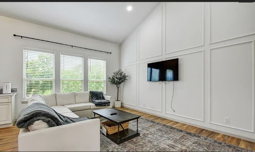 Building Photo - 210 Cottage St