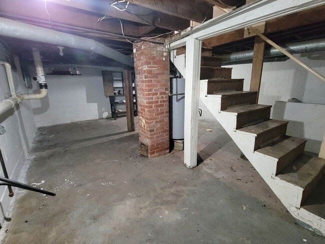 Building Photo - 1 Bedroom Single Family Home Available in June