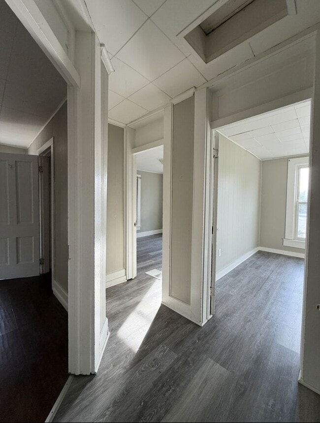 Building Photo - Upstairs 2 Bedroom 1 Bath