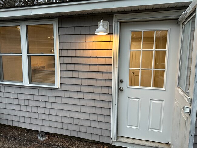 Building Photo - 61 River Rd