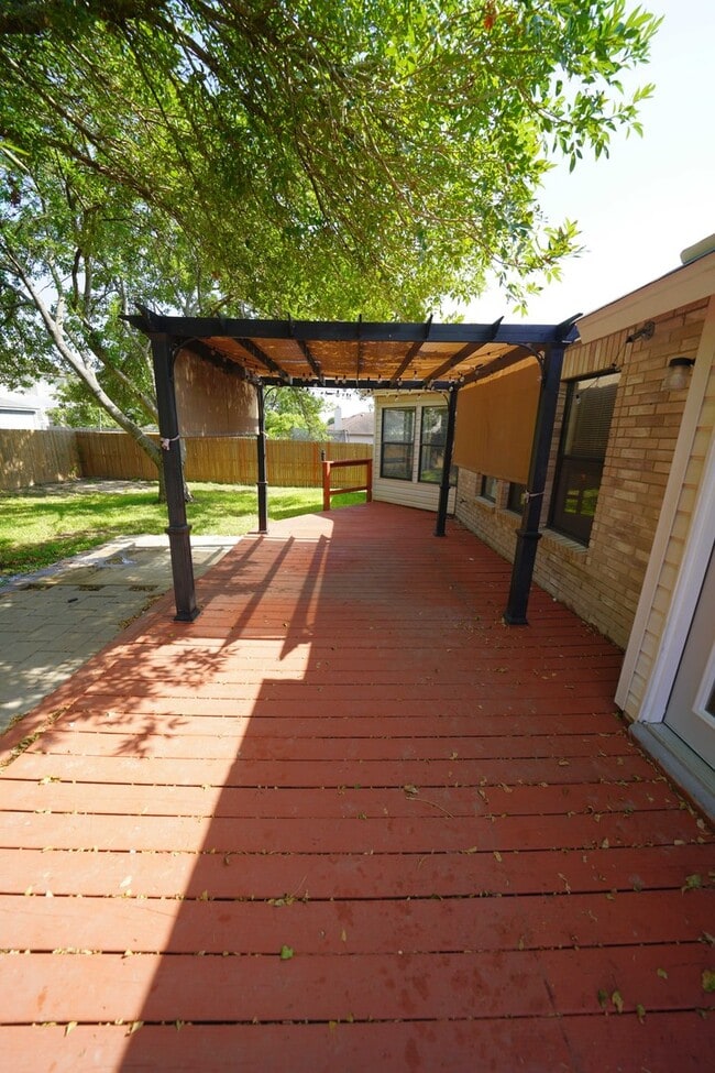 Building Photo - Updated Single Story in Schertz! Realtor Commission: $500