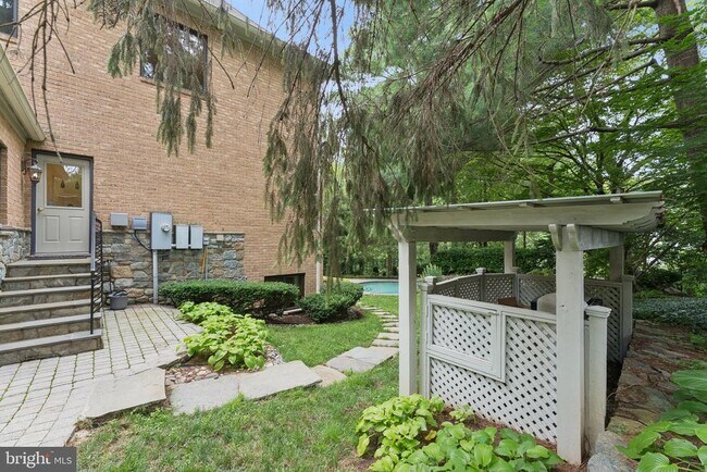 Building Photo - 1226 Ranleigh Rd
