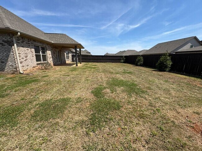 Building Photo - Spacious home with a fence, in PRIME location with a move in special