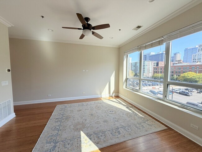 Building Photo - 1002 W Van Buren St
