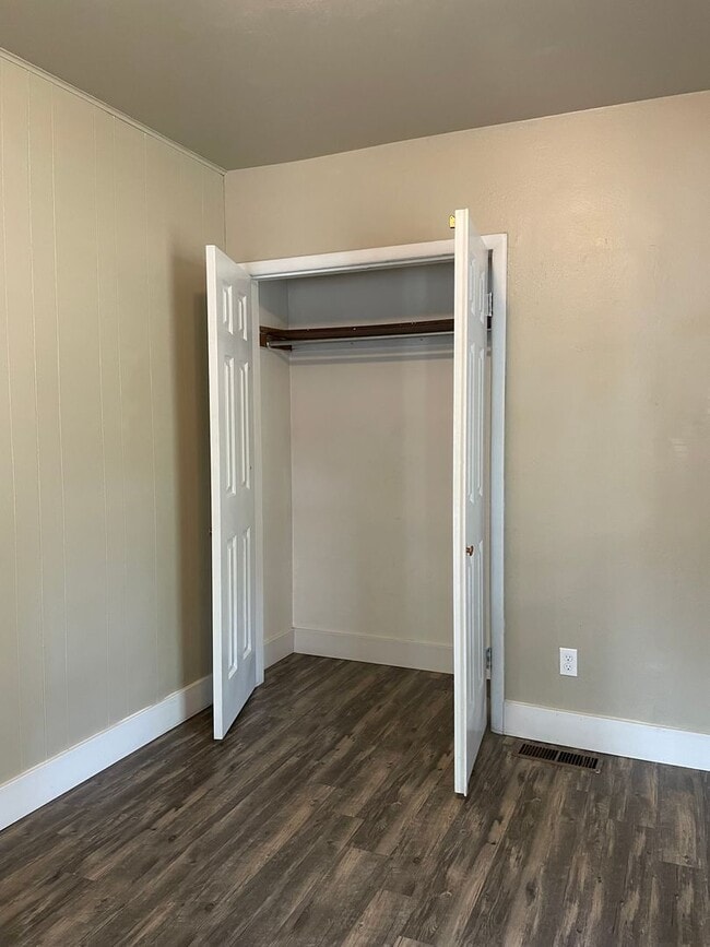 Building Photo - STUDENTS WELCOME! Cute Updated 2-Bed / 1-Bath Home 1 Mile from CSU