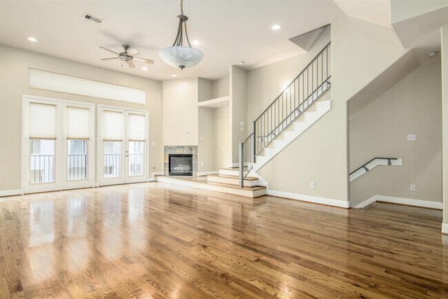 Building Photo - 5227 Lillian St