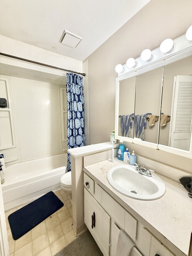 Building Photo - 3101 Azalea Dr