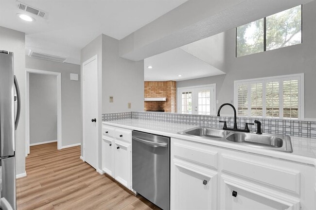 Building Photo - 3843 Knollcrest Dr