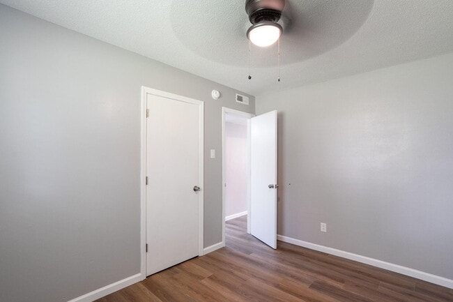 Building Photo - 2601 E Oakbrook Dr