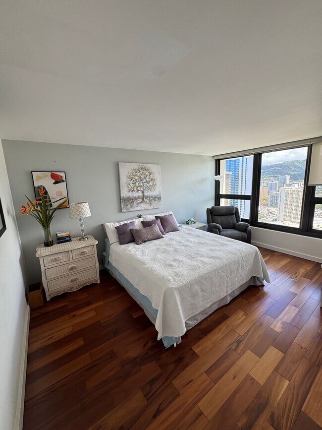Building Photo - Luxury High-Rise Living with Panoramic Oce...