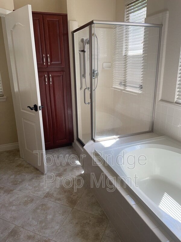 Building Photo - 12040 Gold Pointe Ln