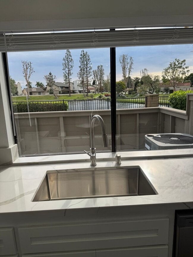 Building Photo - Condo with Amazing Lake View!