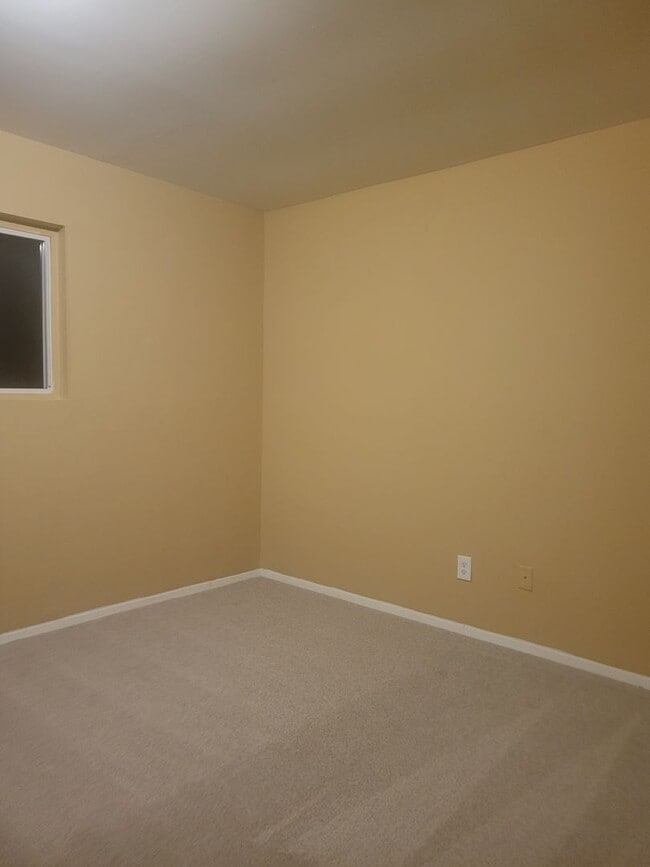 Building Photo - 4 bedroom, 1.5 bathrooms townhouse