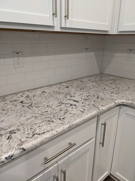 Granite countertops in kitchen - 877 McKenzie Park Ter