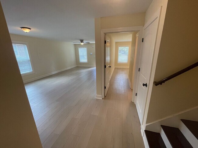 Building Photo - 300 Mockingbird Ln