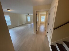 Building Photo - Pre-Leasing Now for 2026 UK School Year!