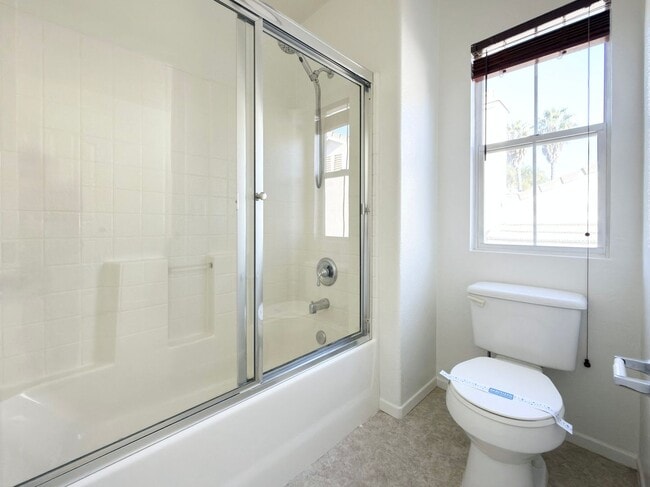 Building Photo - Spacious Home with Expansive Loft!