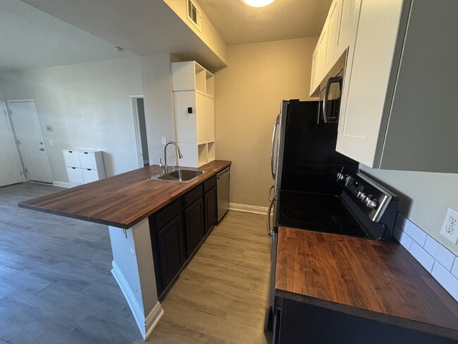 Building Photo - 2 Bed, 2 Bath condo, ground floor unit