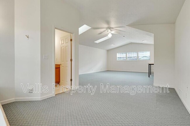 Building Photo - 3385 Camellia Dr S
