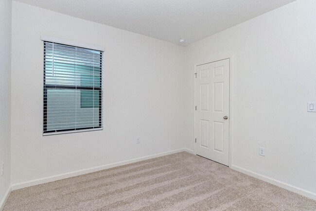 Building Photo - 732 Acadia Ct SE