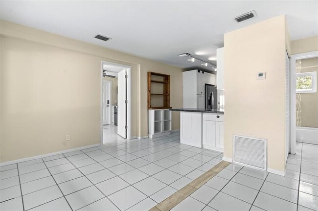 Building Photo - 1415 NE 25th St