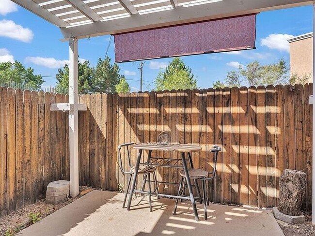 Building Photo - Single-level living at its finest! This co...