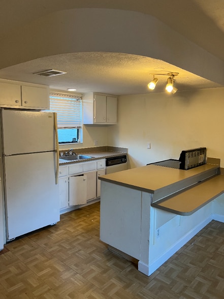 Building Photo - 1866 My Pl Ln