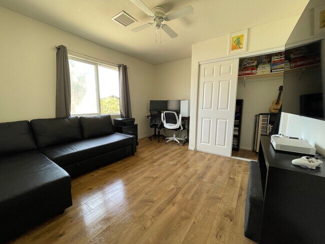 Building Photo - Large 4 Bedroom 2 bath Home in Chocolate Drop Neighborhood