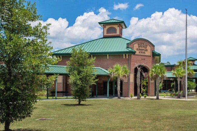 Building Photo - Beautiful Townhouse on preserve in highly ...