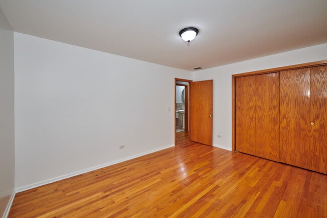 Building Photo - 6780 W Forest Preserve Dr