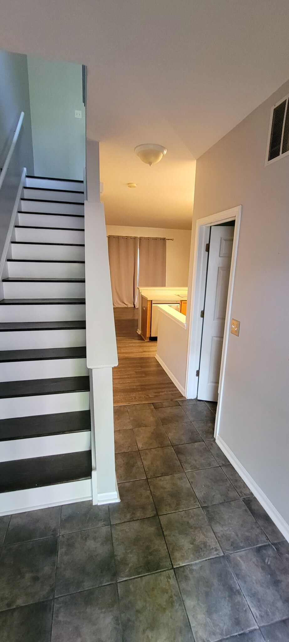 Building Photo - 4053 Oak Tree Ln