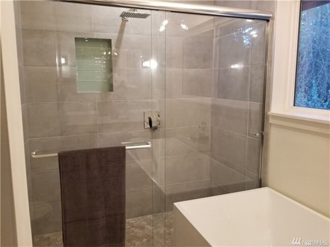 Building Photo - Bellevue 4 bedroom Home in Newport Hills!
