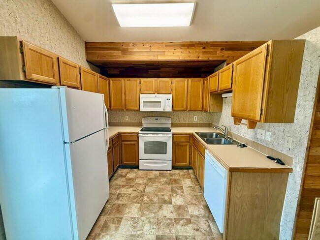 Building Photo - 3 Bedroom 2 Bath Tri Level Home with 2 Car...