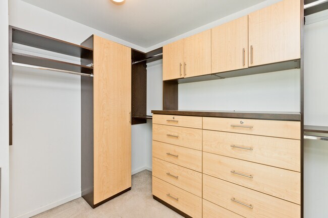 Building Photo - 345 N La Salle Dr